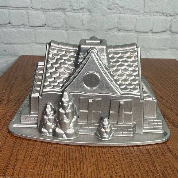 Nordic Ware Gingerbread House - Picture 1 of 8